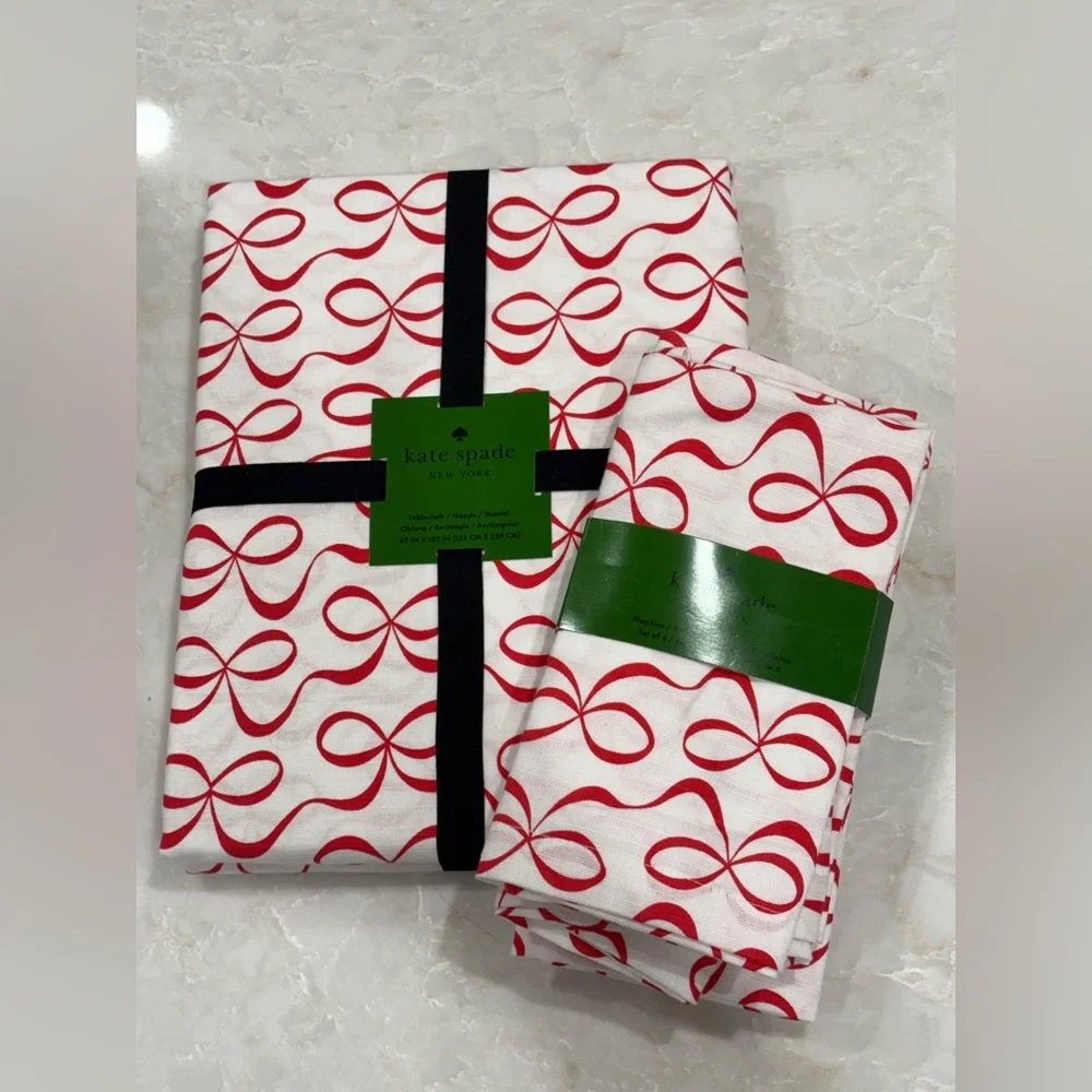 NWT Kate Spade Red and White Bow Patterned tablecloth and napkin Set